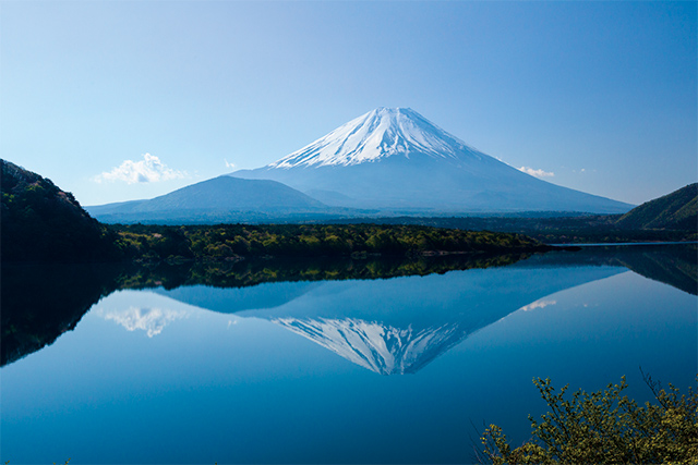 Lake Motosuko Pleasure Cruiser “Moguran”/View Point of Mt. Fuji (As seen on 1,000 yen note)
